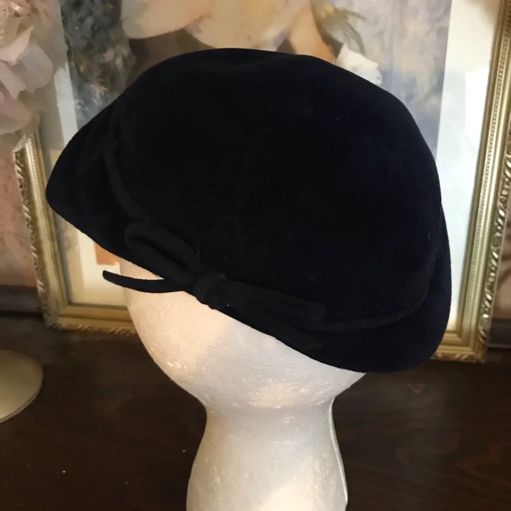VINTAGE 1960'S BLUE VELOUR BERET STYLE HAT WITH RHINESTONE EMBELLISHMENT - Picture 7 of 13